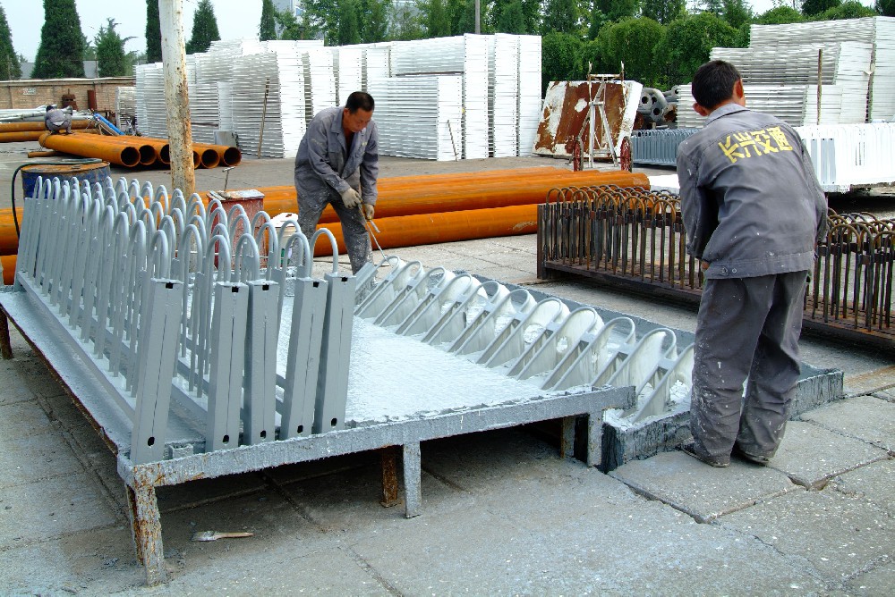 金屬護(hù)欄的守護(hù)神：防銹漆的選擇與應(yīng)用