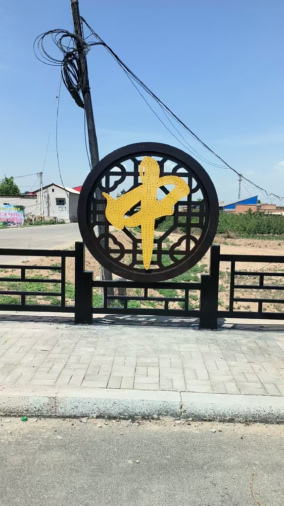 金屬護(hù)欄煥新生：晨虹醇酸專用汽車漆，守護(hù)安全與美觀